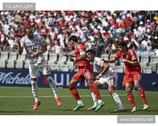 拜仁中场控场能力下滑,表面强势难掩节奏混乱 拜仁中场控场能力下滑,表面强势难掩节奏混乱