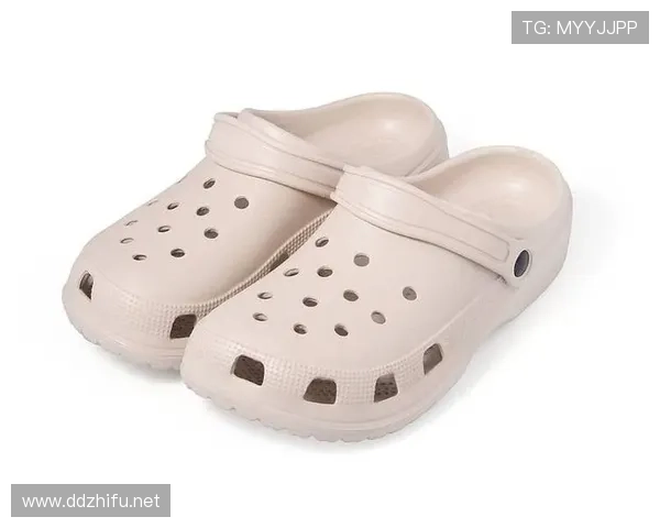 伊布今天居然在家穿着拖鞋直播，网红生活不过如此吧？