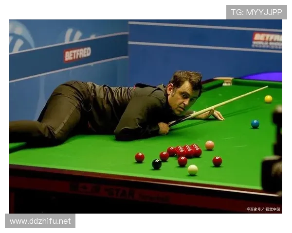 翁泓阳居然在场边喝矿泉水比打球还认真，这生活也太干净了吧？